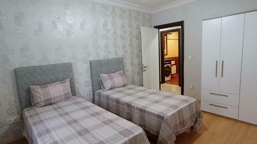 شقة سكنية واسعة وجميلة مع اطلالة بحرية مميزة Spacious And Beautiful Apartment With A Distinctive S
