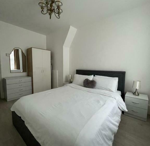 New Look Flat In Waterloo