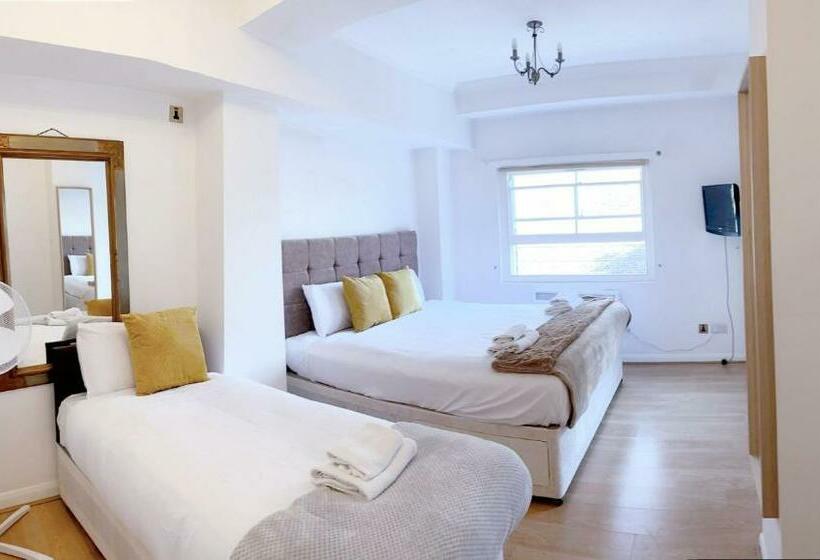 Spacious 2 Bedroom, 2 Bath Flat With Traditional Décor And Extra Sleeping Capacity In Chelsea