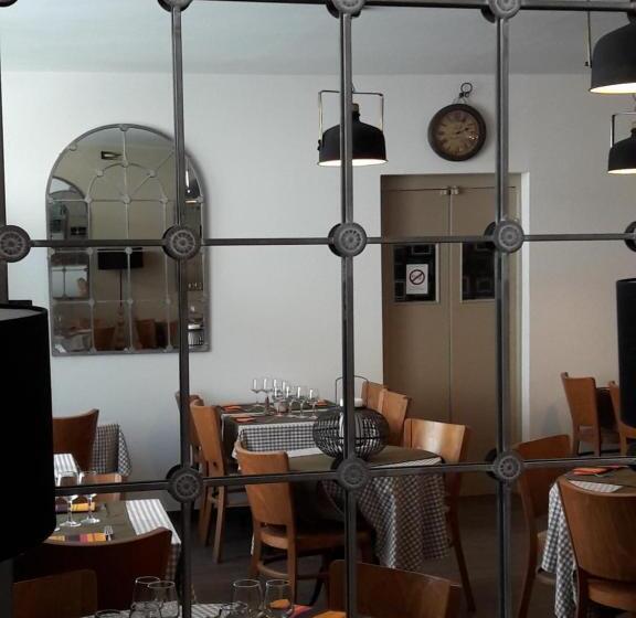 هتل Hôtel Restaurant Chez Carrière