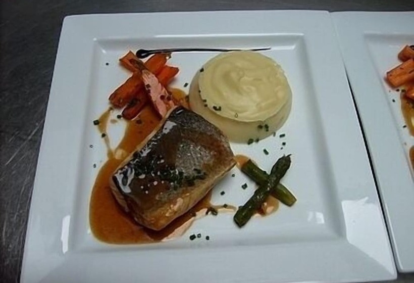 ホテル Logis Hôtel Le Bretagne