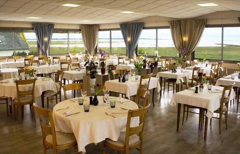 ホテル Logis Hôtel Le Bretagne