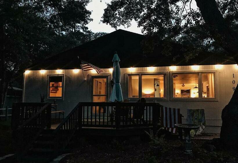 Cottage By The Sea: Pagnotto Shellback House