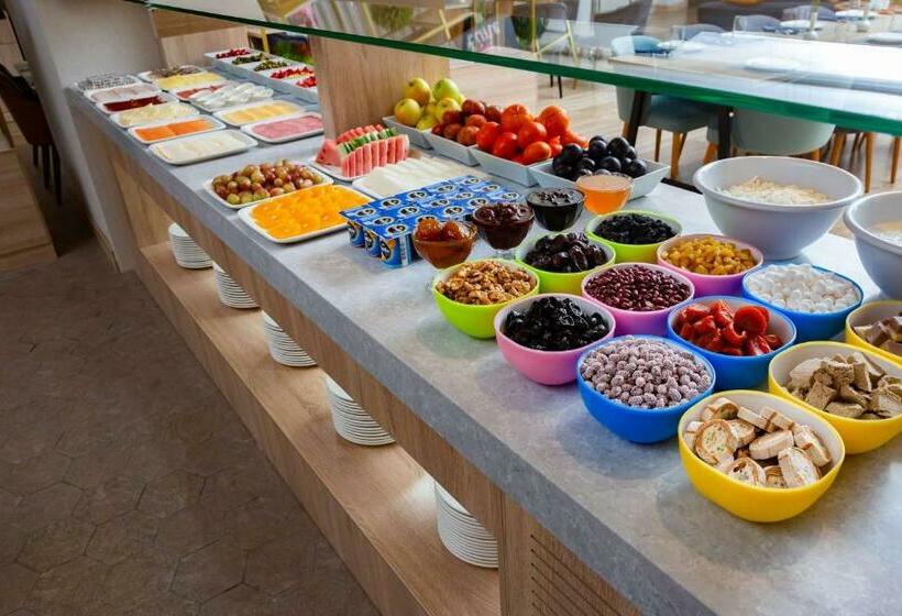 בית מלון כפרי Hilton Garden Inn Samarkand