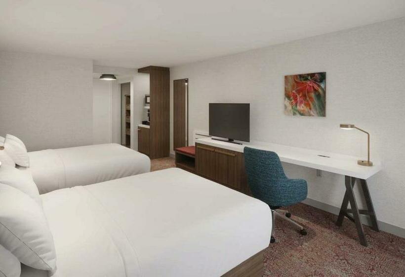 Отель Inn At Tewksbury