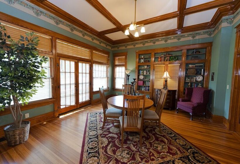 فندق صغير Captain Henderson House