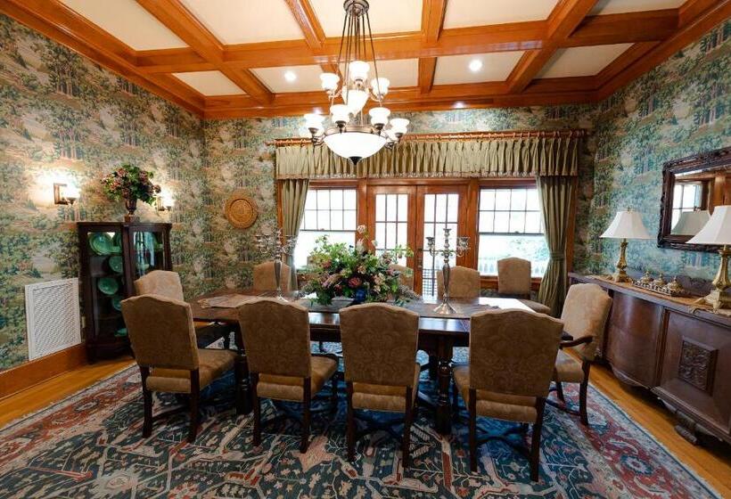 فندق صغير Captain Henderson House