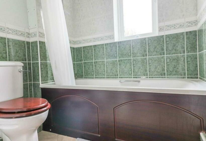 Delightful 2 Bed Room Property, Free Off Road Parking