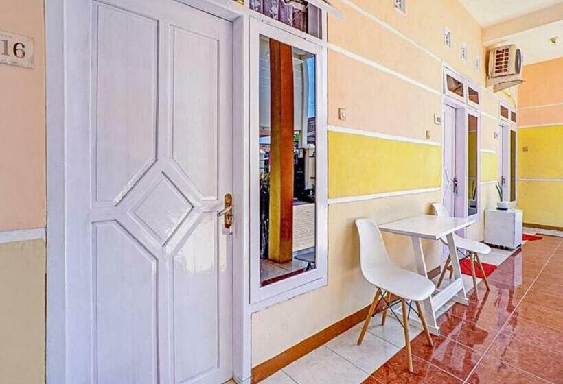 Отель Reddoorz Syariah @ Aura Homestay