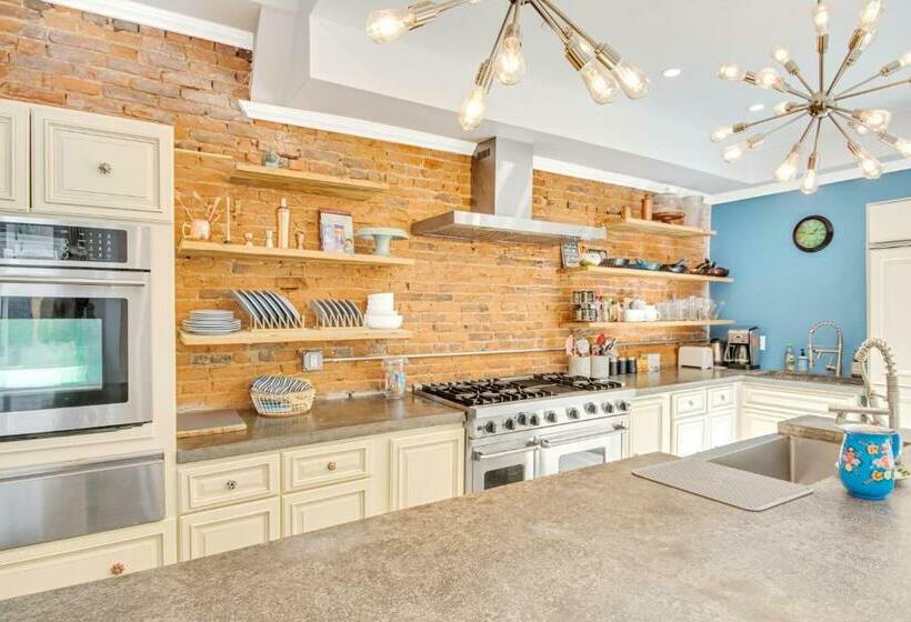 Spacious Oasis Parking, Private Patio & Roofdeck