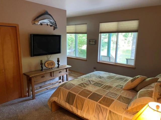 Cozy Riverfront Retreat