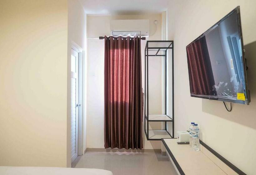 Отель Reddoorz Near Rita Supermall Purwokerto 2