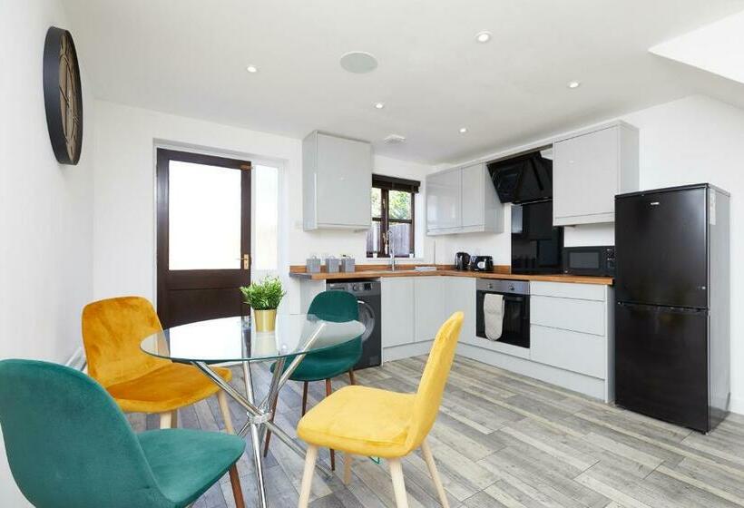 Modern 2 Bed House Near Queens Medical Centre