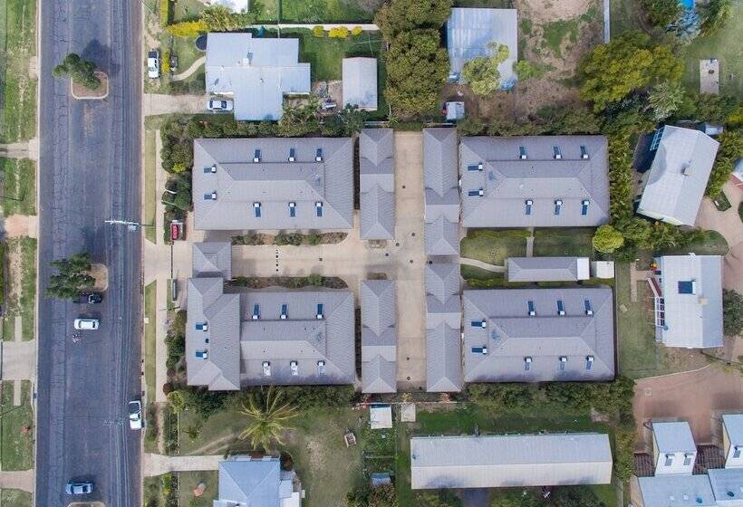 فندق Emerald Inn By Travellers