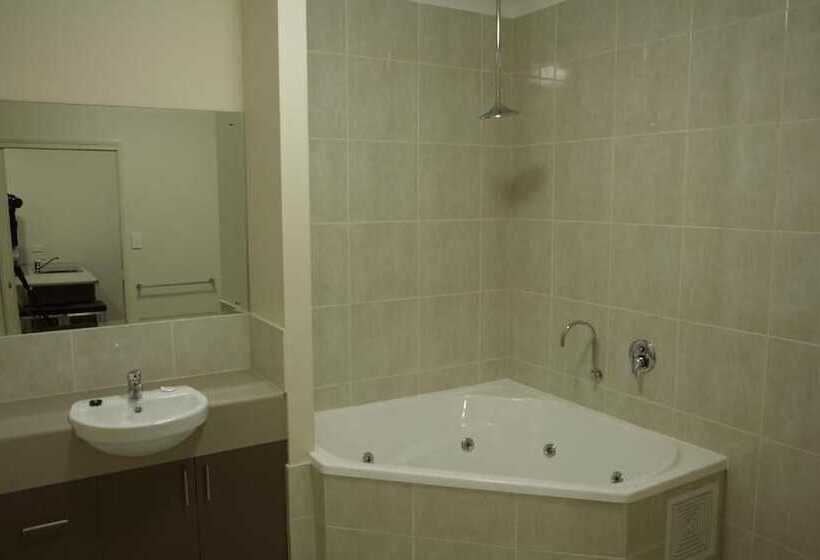 فندق Emerald Inn By Travellers