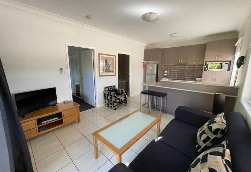 فندق Emerald Inn By Travellers