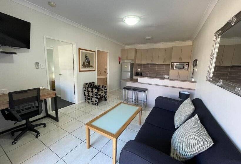 فندق Emerald Inn By Travellers