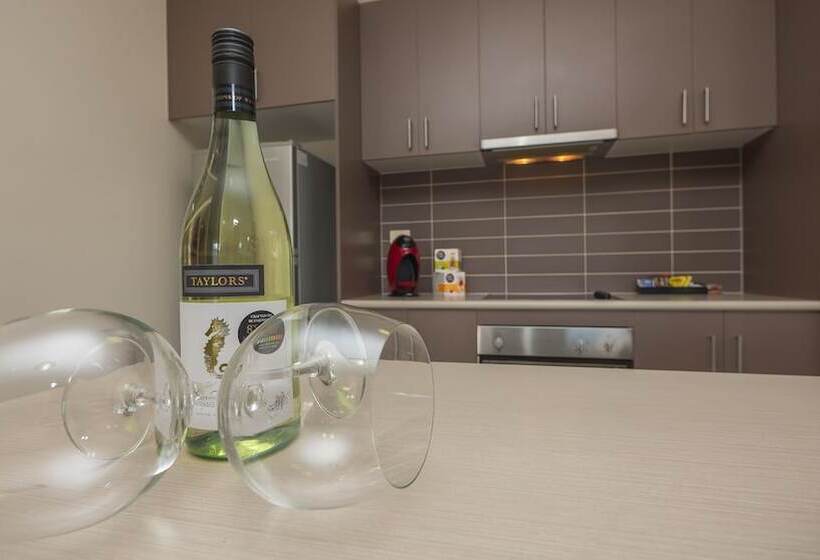 فندق Emerald Inn By Travellers