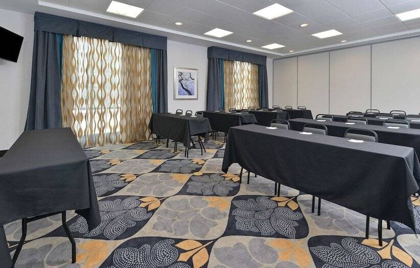 هتل Hampton Inn & Suites Des Moines Downtown