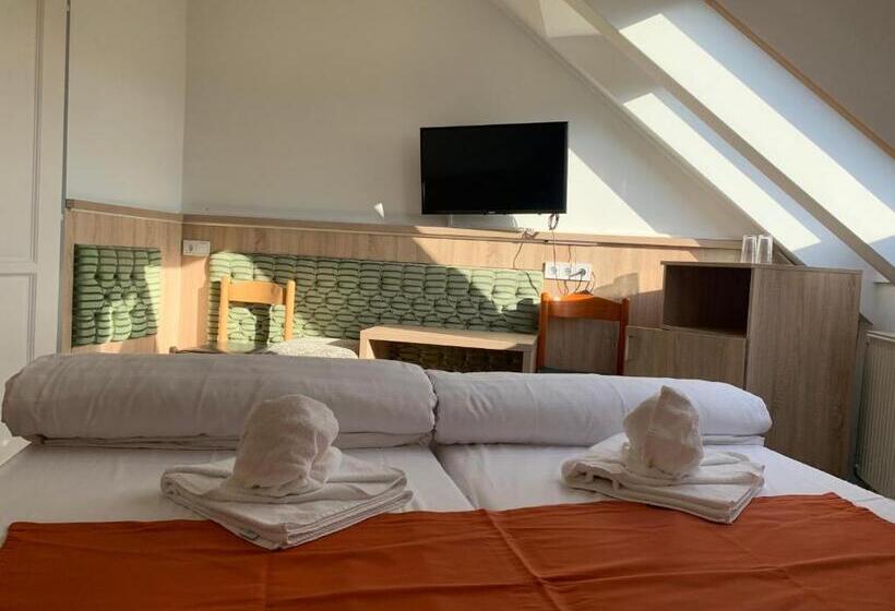 فندق Várfal Wellness Panzió