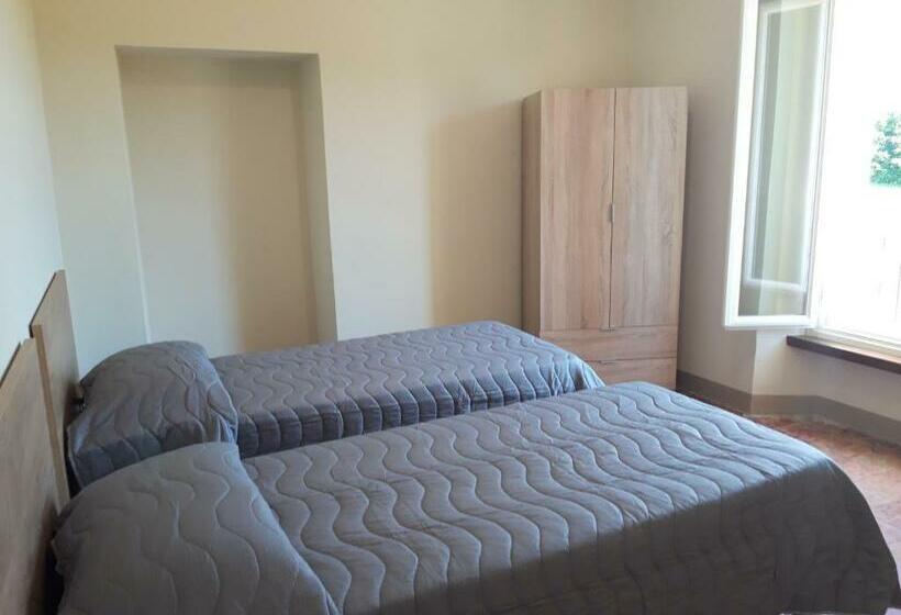 فندق صغير Rifugio Escursionistico Ex Scuola Grassi, Bubbio