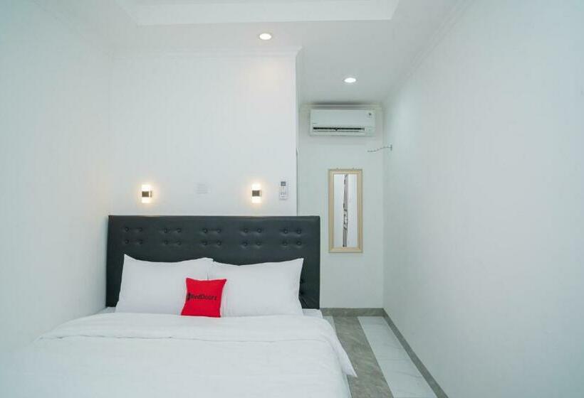 Отель Reddoorz Near Stasiun Senen