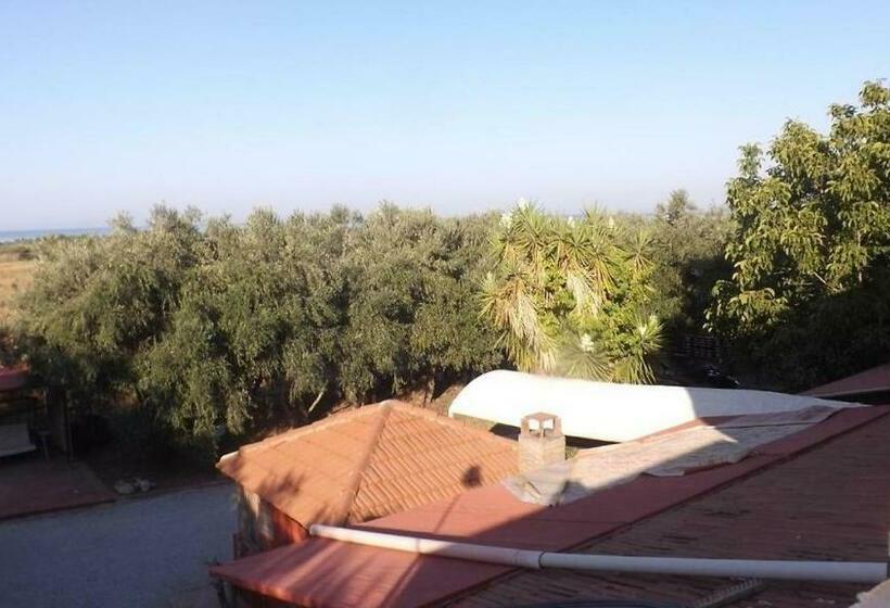 هتل Agriturismo Villa Giuffrida
