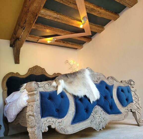 Отель Executive Suite With Private Hottub, Full Skytv In 600 Year Old Manor House