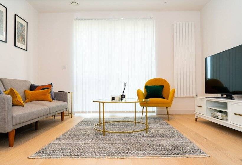 Royal Wharf   1 Bed   Balcony   River & City View