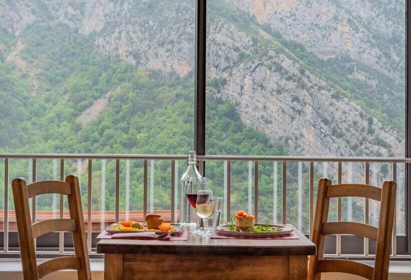 فندق Auberge De Calendal