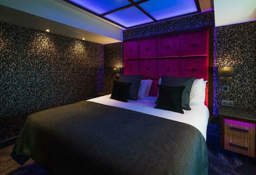 בית מלון כפרי Church Suites By The Cranleigh Boutique