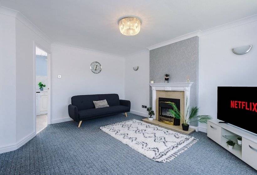 Family Friendly 3 Bed Home Free Parking On Site