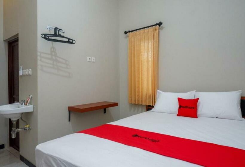Отель Reddoorz Near Kampus Ump Purwokerto 2