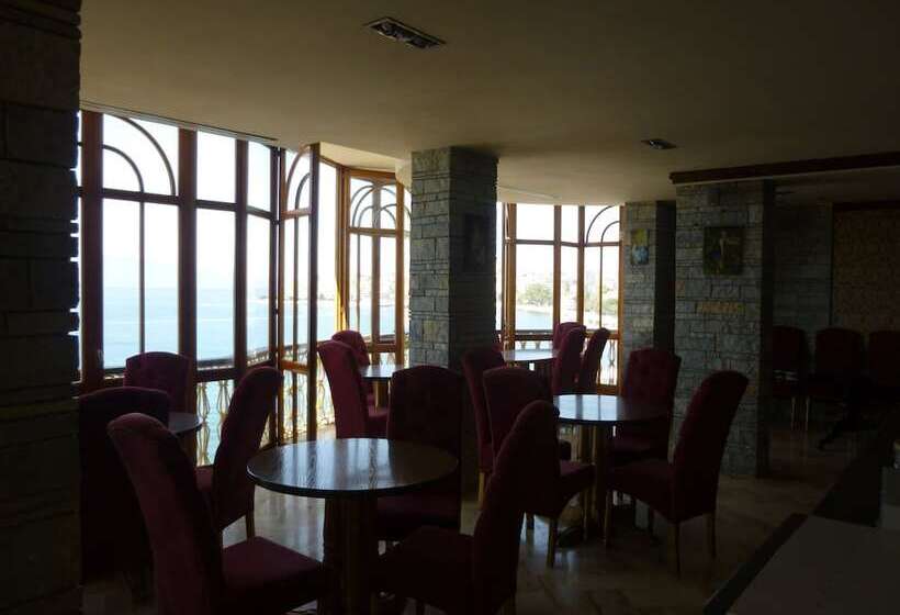 Monte Cristo Hotel With Rooftop Pool