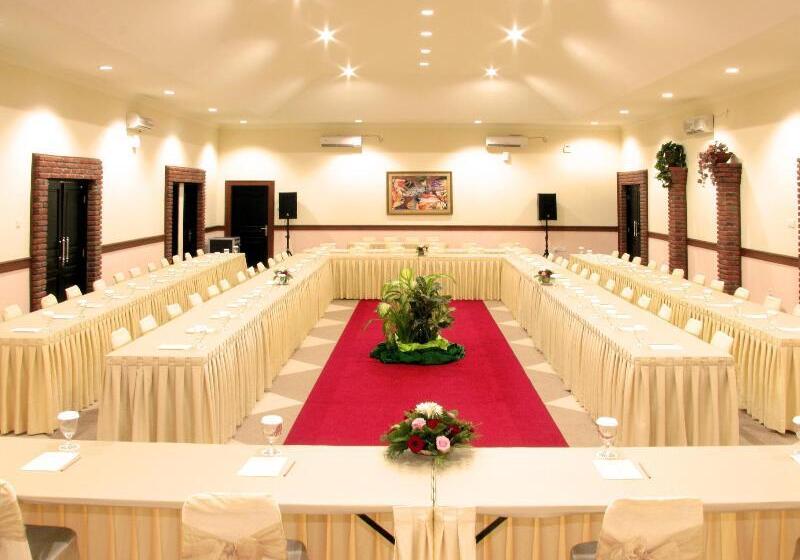 Maxi Hotel & Spa