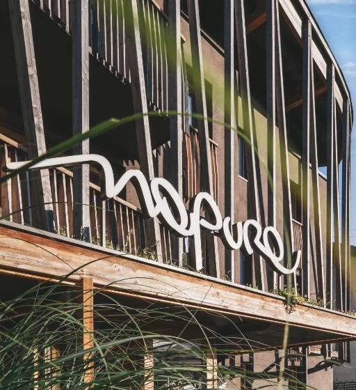 اقامتگاه Art & Design Hotel Napura