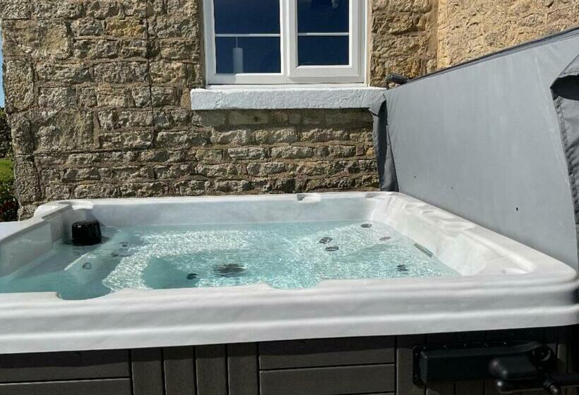 Luxury Farmhouse With Stunning Views And Hot Tub