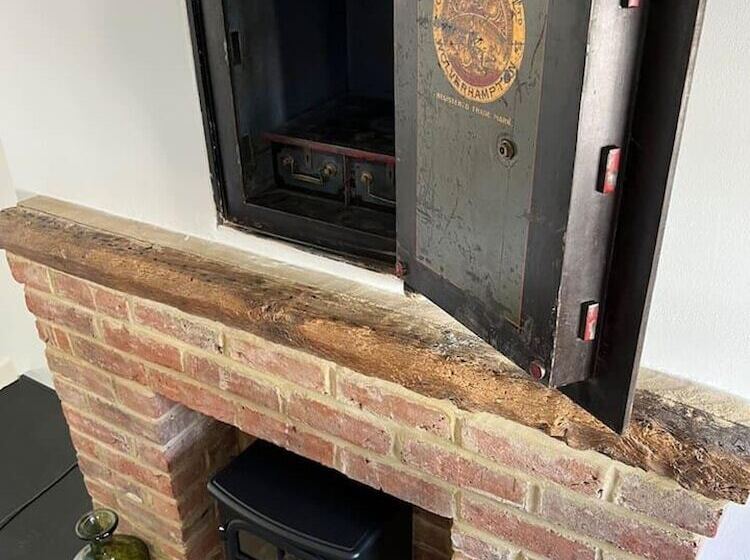 2 Bed Grade 2   Dates Back To 1500 S