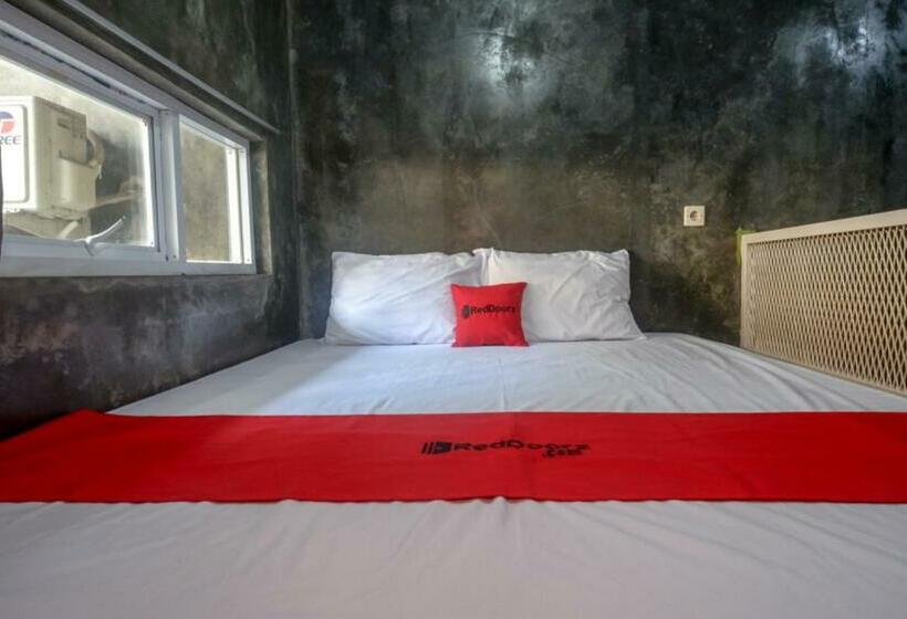 Отель Reddoorz Near Jumbo Mall Sragen