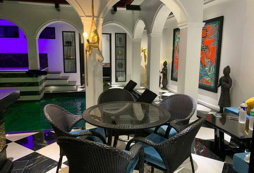 Golden Gorilla Villa With Private Pool & Jacuzzi