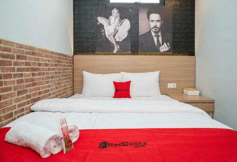 Отель Reddoorz At Golden Averis Cibuluh Bogor
