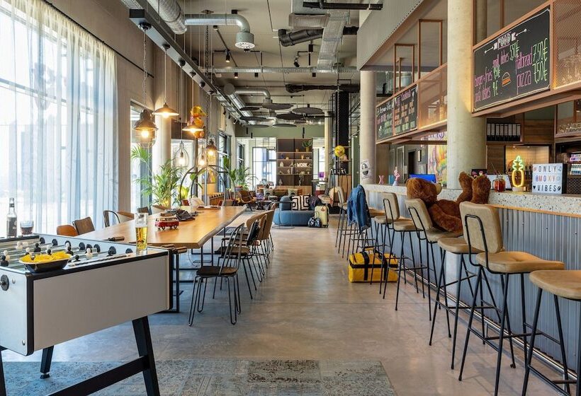 ホテル Moxy Simmern