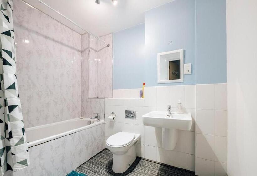 Lloyd St Apartment