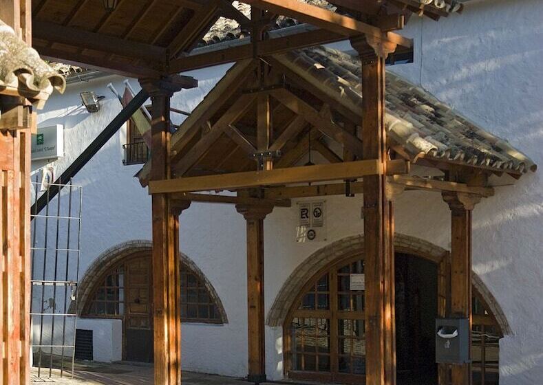 Albergue Inturjoven El Bosque   Hostel