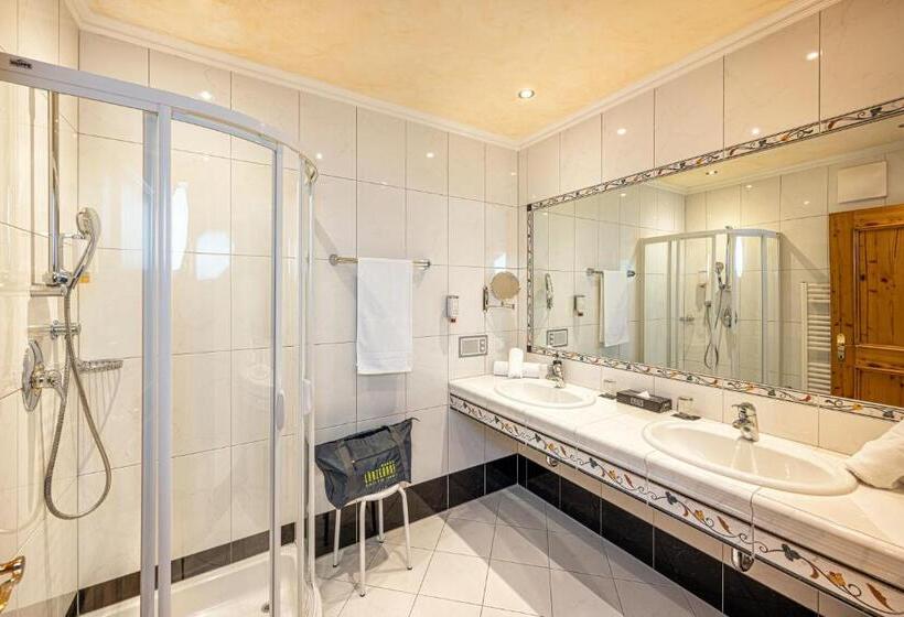 Отель Alpin Life Resort Lürzerhof
