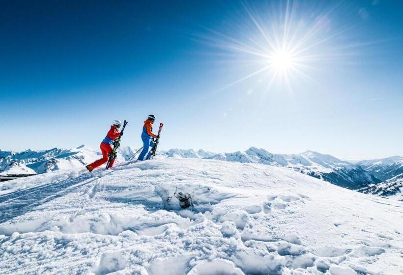 Отель Alpin Life Resort Lürzerhof