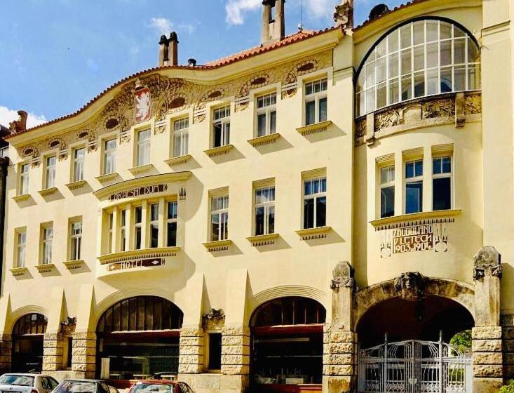 هتل Okresní Dům