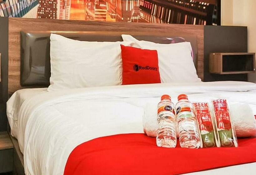فندق Reddoorz Plus @ Taman Madiun