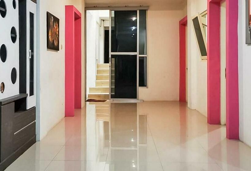 فندق Reddoorz Plus @ Taman Madiun
