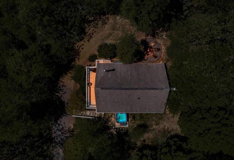 Hottub, Firepit, Grill, Deck, Playset & Wifi